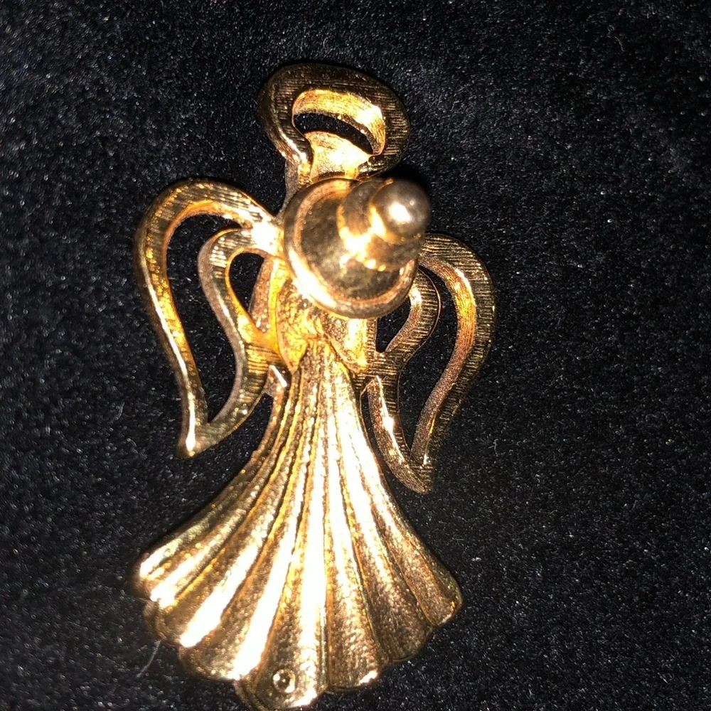 ANGEL GOLD TONE PIN WITH RHINESTONE